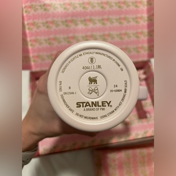 The Stanley x LoveShackFancy Quencher | 40 OZ - Blooming Heirloom - Picture 4 of 9